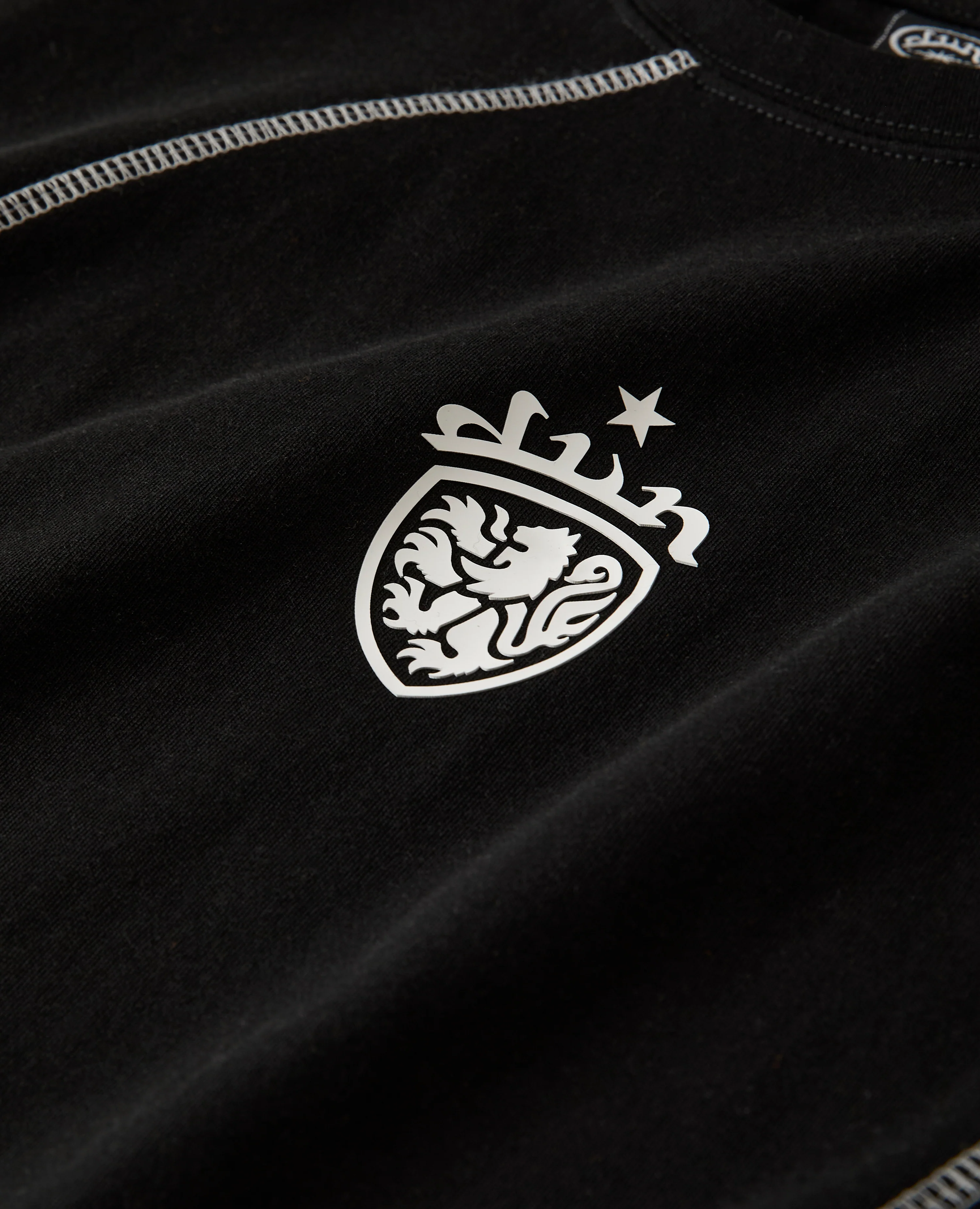BLACK COAT-OF-ARMS TECH T-SHIRT - Image 3